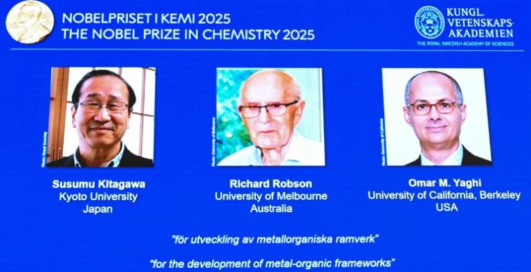 (g-d) Les portraits des lauréats du prix Nobel de chimie 2025, Susumu Kitagawa,  Richard Robson et Omar M Yaghi présentés lors d'une conférence de presse à l'Académie royale des sciences de Suède, à Stockholm, le 8 octobre 2025 ( AFP / Jonathan Nackstrand )