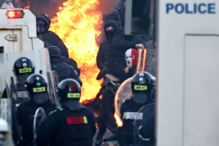 Des manifestants affrontant la police à Glengormley, quartier au nord de Belfast (Irlande du Nord), le 10 juin 2026 ( AFP / HENRY NICHOLLS )