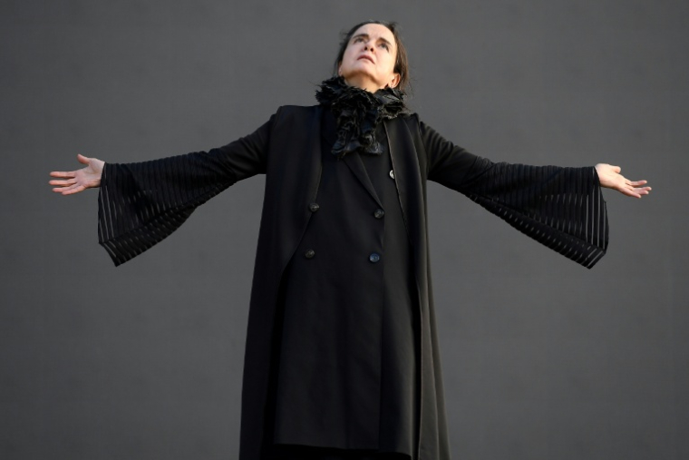 La romancière Amélie Nothomb pose le 22 février 2022 à Barcelone, en Espagne  ( AFP / Josep LAGO )