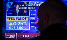 Les traders réagissent à l'annonce des taux d'intérêt de la Fed sur le parquet de la Bourse de New York.