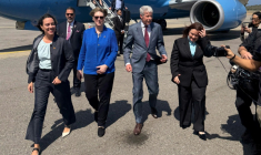 Photo diffusée par l'ambassade des Etats-Unis au Venezuela du ministre américain de l'Energie, Chris Wright (2e à droite), aux côtés de la cheffe de la mission diplomatique américaine au Venezuela, Laura Dogu (2e à gauche), à son arrivée à l'aéroport international de Maiquetia, le 11 février 2026 ( US Embassy in Venezuela / Handout )