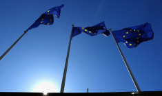 Les drapeaux de l'Union européenne flottent devant le siège de la Commission européenne à Bruxelles