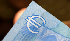 La France restait lundi sous haute surveillance des marchés, au sein d'une zone euro fragilisée par le recul de la monnaie unique vis-à-vis du dollar ( AFP / INA FASSBENDER )