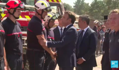 Incendies en Gironde : Emmanuel Macron à la rencontre des pompiers