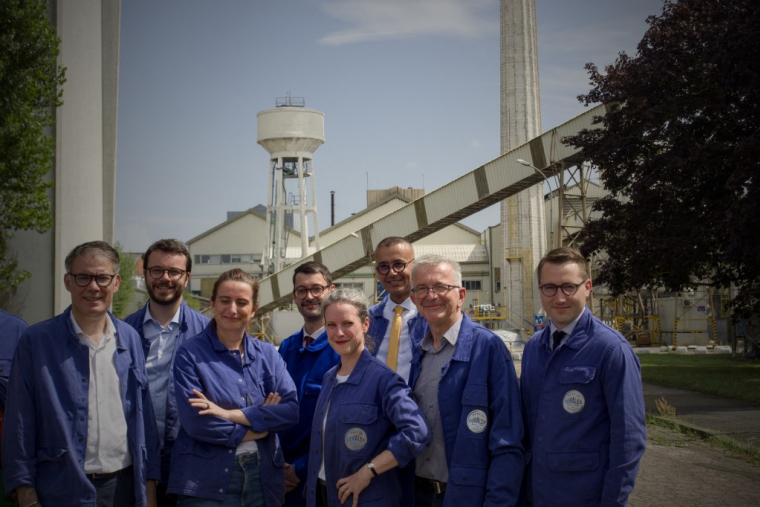 Lucie Castets et plusieurs représentants du Nouveau front populaire, près d'Orléans, le 31 juillet 2024 ( POOL / GUILLAUME SOUVANT )