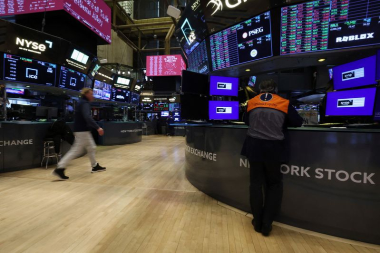 Les traders travaillent sur le parquet de la Bourse de New York (NYSE)