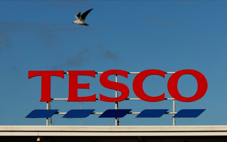 Enseigne du magasin Tesco Extra à Warrington