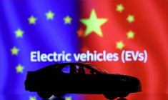 Illustration d'une miniature de voiture devant les drapeaux de l'Union Européenne et de la Chine