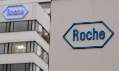 Le logo du laboratoire pharmaceutique suisse Roche est visible à son siège social de Bâle.