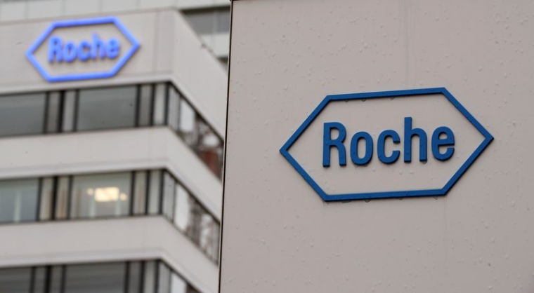 Le logo du laboratoire pharmaceutique suisse Roche est visible à son siège social de Bâle.