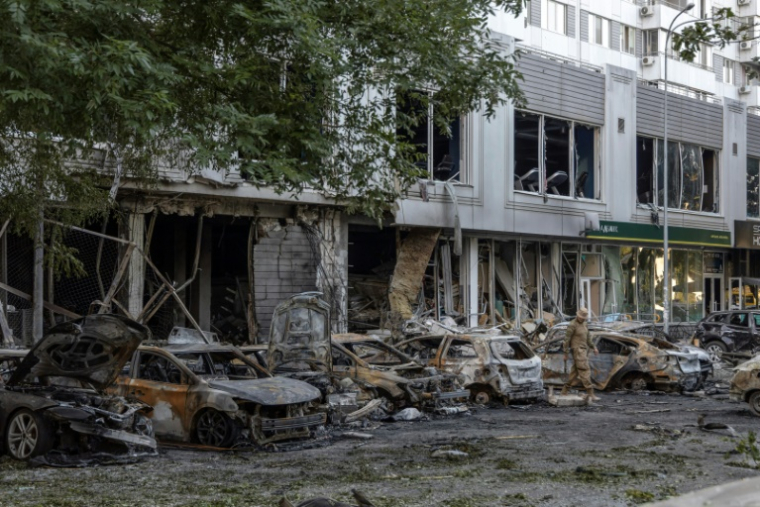 Des voitures détruites devant un bâtiment endommagé après une attaque de drone à Odessa, le 22 juillet 2025 en Ukraine ( AFP / Oleksandr GIMANOV )
