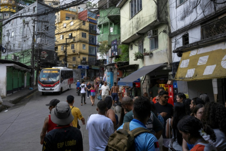Des touristes visitent la favela Rocinha, à Rio de Janeiro, le 5 mars 2026 au Brésil ( AFP / Pablo PORCIUNCULA )