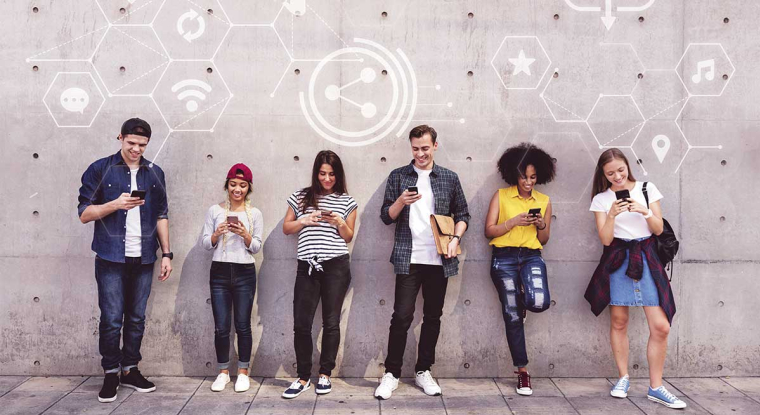 Si les plateformes de streaming comme Netflix et Disney+ font désormais appel à la publicité pour diversifier leurs revenus, ils se voient de plus en plus concurrencer par les réseaux sociaux, en particulier chez les jeunes générations. (© Freepik)