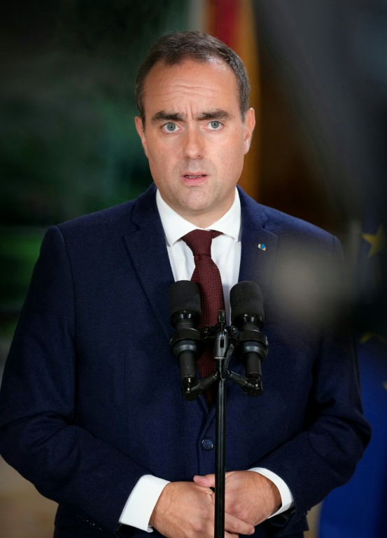 Le Premier ministre français Sébastien Lecornu fait une déclaration à l'hôtel de Matignon à Paris, le 7 octobre 2026 ( POOL / Dimitar DILKOFF )