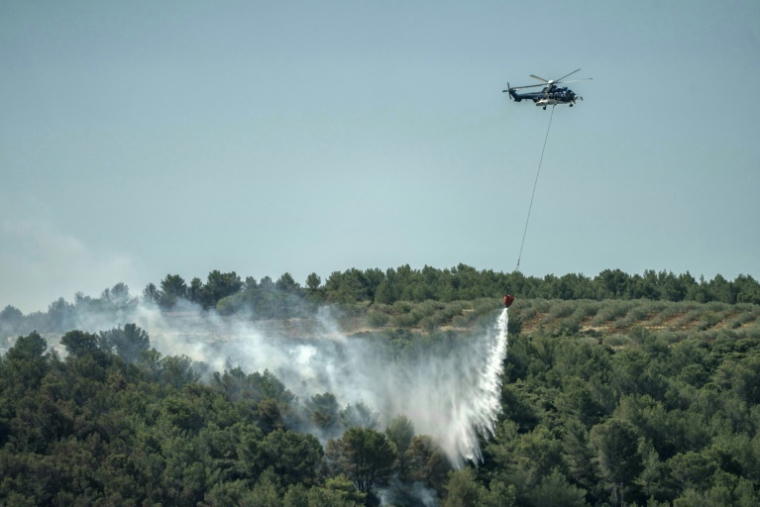 Un hélicoptère de la Sécurité civile participe au combat contre l'incendie dans l'Aude, à Saint-Laurent-de-la-Cabrerisse, le 6 août 2025 ( AFP / Idriss BIGOU-GILLES )
