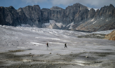 Les glaciers des Alpes devraient continuer à perdre de la masse au cours de ce siècle, quel que soit le scénario d'émissions envisagé, selon un rapport de l'institut européen Copernicus. ( AFP / Fabrice COFFRINI )