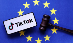 Illustration du logo de TikTok, le drapeau de l'Union européenne et un marteau de juge