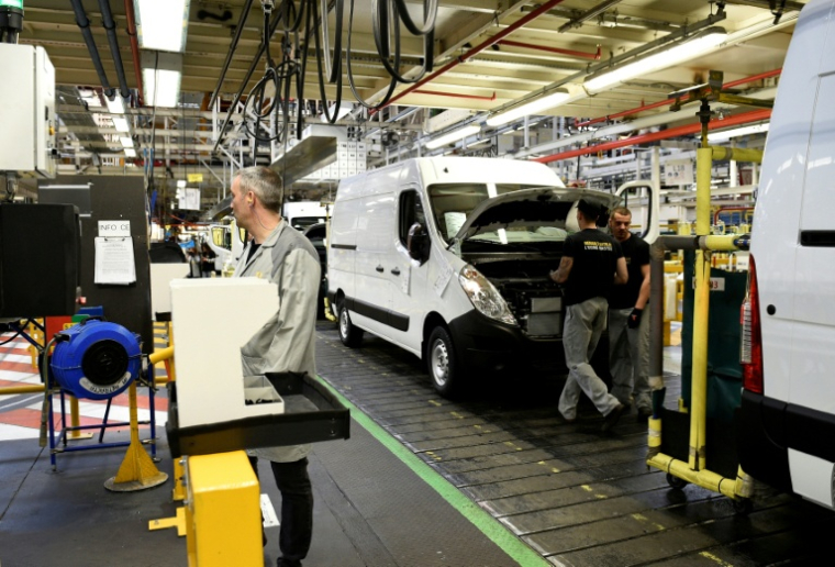 Sur une ligne de montage de véhicules Master à l'usine de Renault à Batilly, dans l'est de la France, le 6 mars 2017 ( AFP / Jean Christophe VERHAEGEN )