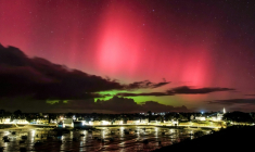 Des aurores boréales au-dessus de Portsall lors d'une tempête solaire, le 19 janvier 2026 dans l'ouest de la France ( AFP / Oscar Chuberre )