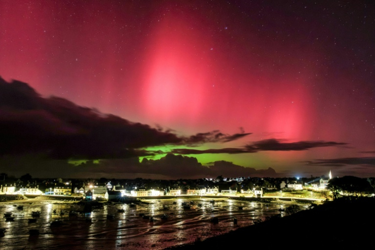 Des aurores boréales au-dessus de Portsall lors d'une tempête solaire, le 19 janvier 2026 dans l'ouest de la France ( AFP / Oscar Chuberre )