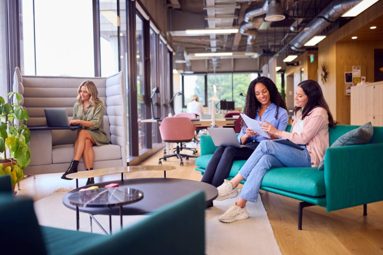 Flex office : la fin du bureau attitré ? Mode d’emploi d’un modèle en plein essor / iStock.com - monkeybusinessimages