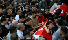 Une foule rassemblée jeudi pour les funérailles des neuf victimes de la fusillade scolaire perpetrée mercredi à Kahramanmaras. ( AFP / YASIN AKGUL )