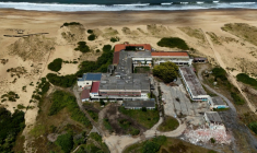 Vue aérienne de l'institut hélio-marin de Labenne (Landes), menacé par l'érosion, le 24 juillet 2025 ( AFP / Christophe ARCHAMBAULT )