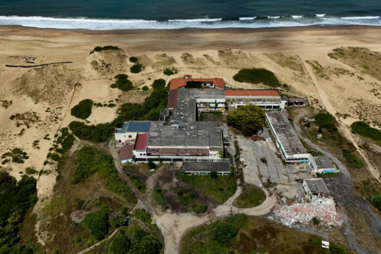 Vue aérienne de l'institut hélio-marin de Labenne (Landes), menacé par l'érosion, le 24 juillet 2025 ( AFP / Christophe ARCHAMBAULT )