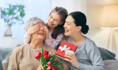 Découvrez notre sélection de cadeaux et délicates attentions pour combler votre grand-mère. ( crédit photo : Getty Images )