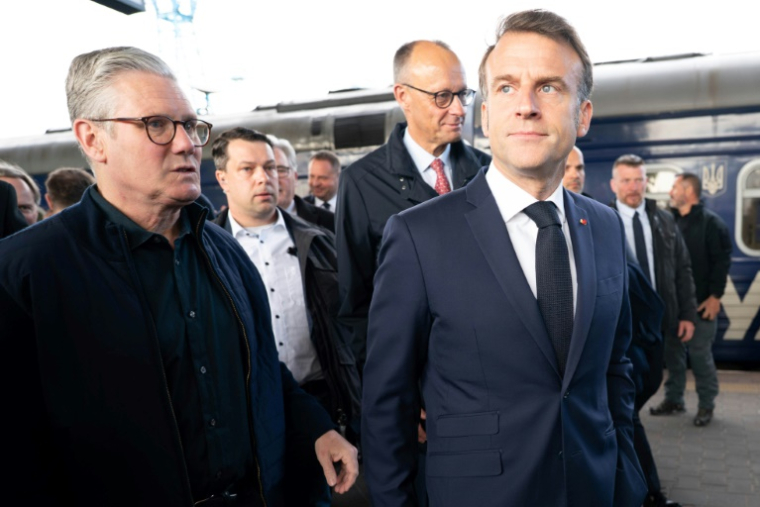 Le président français Emmanuel Macron (d), le Premier ministre britannique Keir Starmer et le chancelier allemand Friedrich Merz (c) arrivent à la gare de Kiev, le 10 mai 2025 ( POOL / Stefan Rousseau )