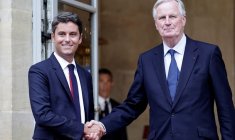 Le nouveau Premier ministre Michel Barnier serre la main du Premier ministre sortant Gabriel Attal lors de la cérémonie de passation des pouvoirs à l'hôtel Matignon à Paris