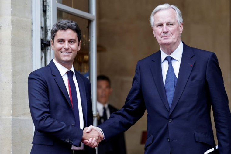 Le nouveau Premier ministre Michel Barnier serre la main du Premier ministre sortant Gabriel Attal lors de la cérémonie de passation des pouvoirs à l'hôtel Matignon à Paris