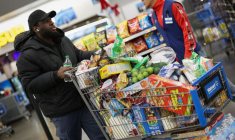 Client avec un chariot de courses chargé dans un magasin Walmart Supercenter à North Bergen, New Jersey
