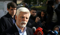 Le président tchèque Petr Pavel donne une interview après avoir voté dans un bureau de vote du village de Cernoucek, à 60 km de Prague, lors des législatives tchèques du 3 octobre 2025 ( AFP / Michal Cizek )