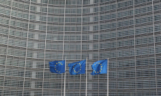 Des drapeaux de l'Union européenne flottent devant le siège de la Commission européenne à Bruxelles