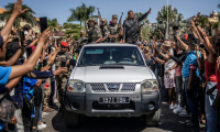Des membres d'une unité de l'armée malgache ayant appelé à la désobéissance défilent dans un pick-up lors d'une cérémonie d'hommage aux morts des manifestations anti-gouvernemantales à Madagascar, le 12 octobre 2025 à Antananarivo ( AFP / Luis TATO )