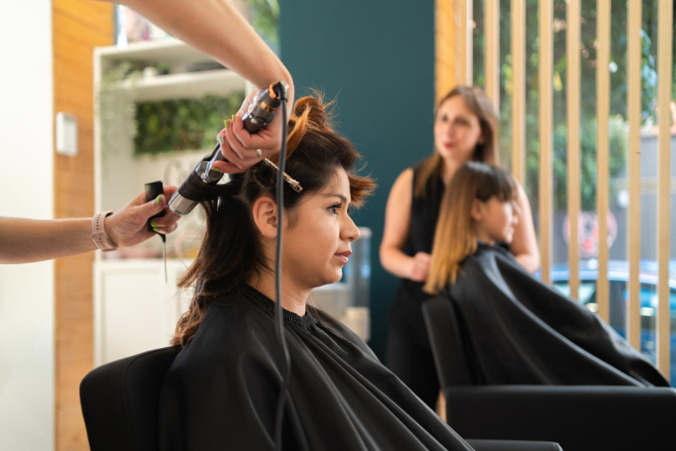 Découvrez nos astuces pour réaliser des économies lors de votre prochain rendez-vous chez le coiffeur. ( crédit photo : Getty Images )