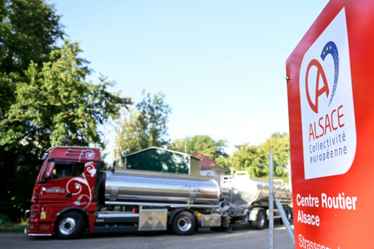 Un camion-citerne venu ravitailler en eau la commune de Sainte-Marie-aux-Mines, dans le Haut-Rhin, le 11 août 2026 ( AFP / Jean-Christophe VERHAEGEN )