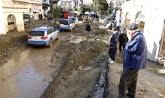 Des habitants sur les lieux d'un glissement de terrain sur l'île d'Ischia, en Italie