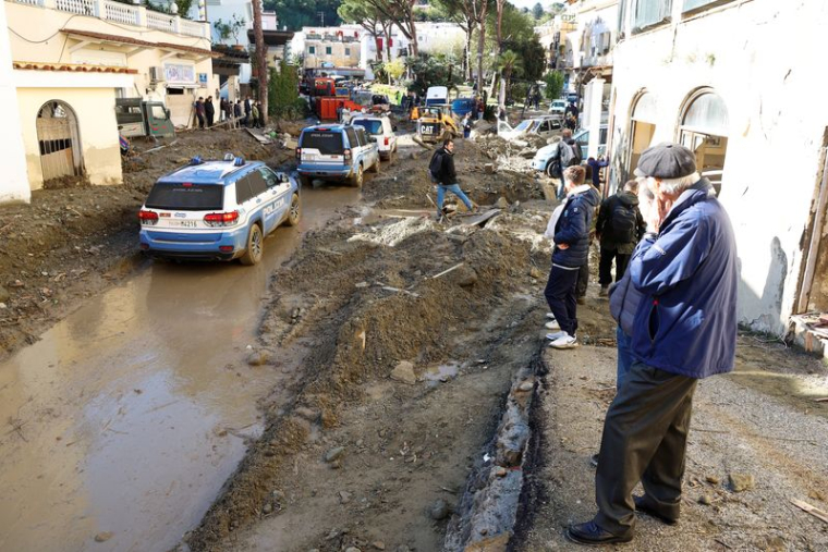Des habitants sur les lieux d'un glissement de terrain sur l'île d'Ischia, en Italie