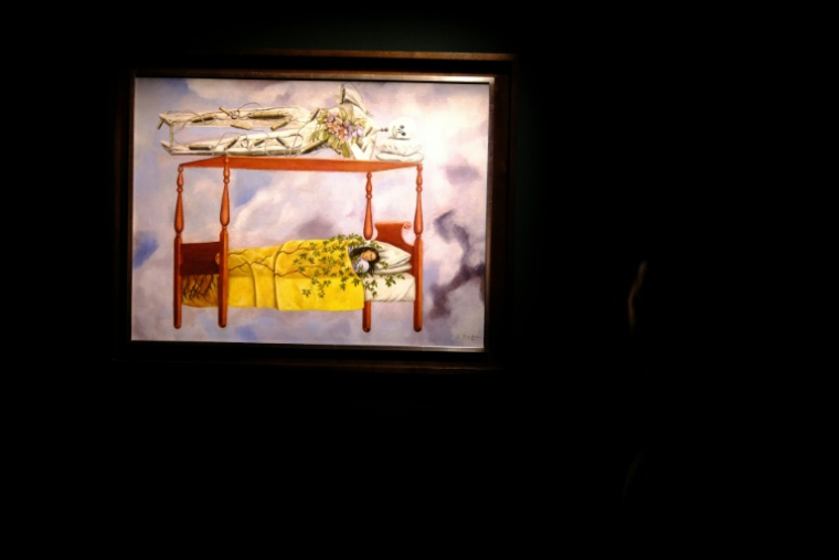 "Le rêve (La chambre)" de Frida Kahlo exposé par Sotheby's à New York le 8 novembre 2025 ( AFP / CHARLY TRIBALLEAU )