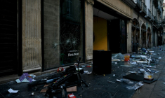 Des magasins pillés et endommagés à Bordeaux, au lendemain d'une manifestation contre la vie chère, le 18 octobre 2026 ( AFP / Philippe LOPEZ )