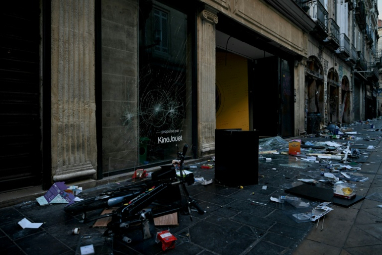 Des magasins pillés et endommagés à Bordeaux, au lendemain d'une manifestation contre la vie chère, le 18 octobre 2026 ( AFP / Philippe LOPEZ )