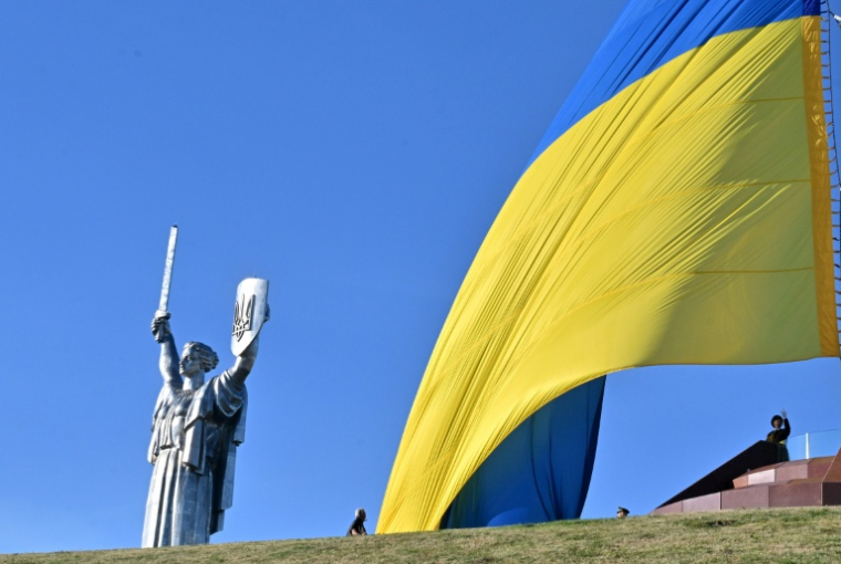 Le drapeau ukrainien à Kiev le 23 août 2026, veille du 35e anniversaire de l'indépendance de l'Ukraine  ( AFP / Sergei SUPINSKY )