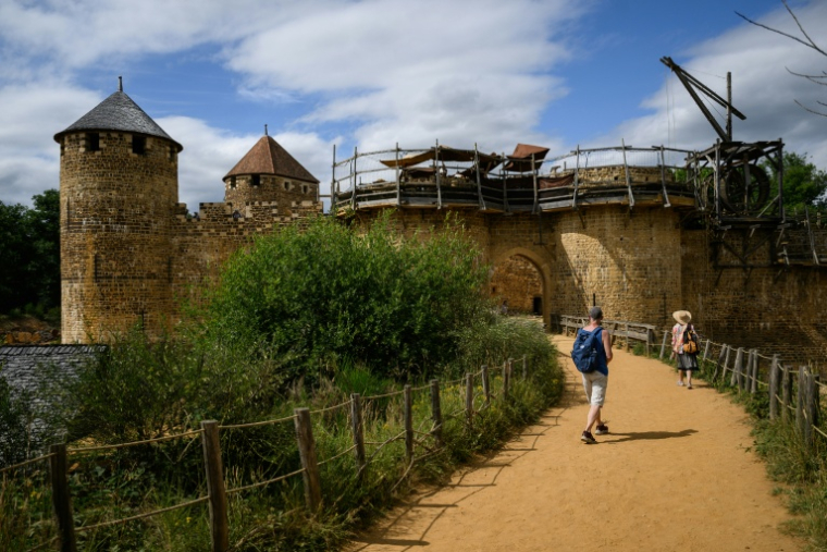 Des visiteurs parcourent le chantier du château de Guédelon, un château médiéval construit selon les méthodes du XIIIe siècle, à Trège, le 23 juin 2025 dans l'Yonne ( AFP / ARNAUD FINISTRE )