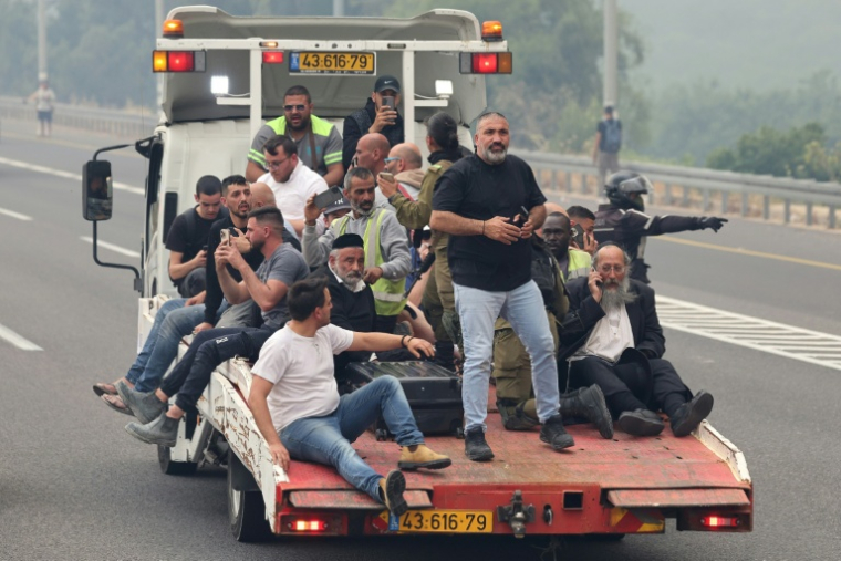 Des habitants évacués pour échapper à un incendie près de Bet Shemesh, dans le centre d'Israël, le 30 avril 2025 ( AFP / Ahmad GHARABLI )