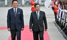Le Premier ministre thaïlandais Anutin Charnvirakul (à gauche) et le dirigeant birman Min Aung Hlaing au siège du gouvernement thaïlandais à Bangkok, le 6 août 2026 ( AFP / Lillian SUWANRUMPHA )
