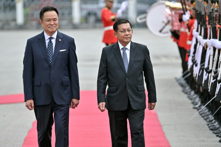 Le Premier ministre thaïlandais Anutin Charnvirakul (à gauche) et le dirigeant birman Min Aung Hlaing au siège du gouvernement thaïlandais à Bangkok, le 6 août 2026 ( AFP / Lillian SUWANRUMPHA )