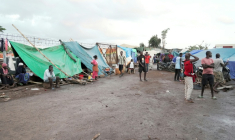 Des migrants dans un camp de fortune à Mamoudzou, à Mayotte, le 14 novembre 2025 ( AFP / Marine GACHET )