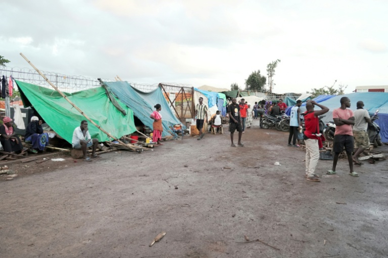 Des migrants dans un camp de fortune à Mamoudzou, à Mayotte, le 14 novembre 2025 ( AFP / Marine GACHET )